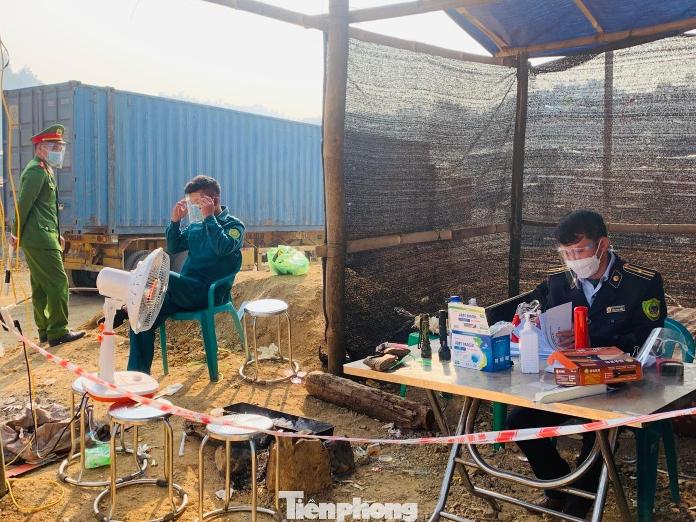 Mỗi ngày có trên 20 cán bộ, nhân viên ở huyện Cao Lộc thực hiện công việc tại Khu trung chuyển hàng hóa. Ảnh: Duy Chiến Mỗi ngày có trên 20 cán bộ, nhân viên ở huyện Cao Lộc thực hiện công việc tại Khu trung chuyển hàng hóa. Ảnh: Duy Chiến