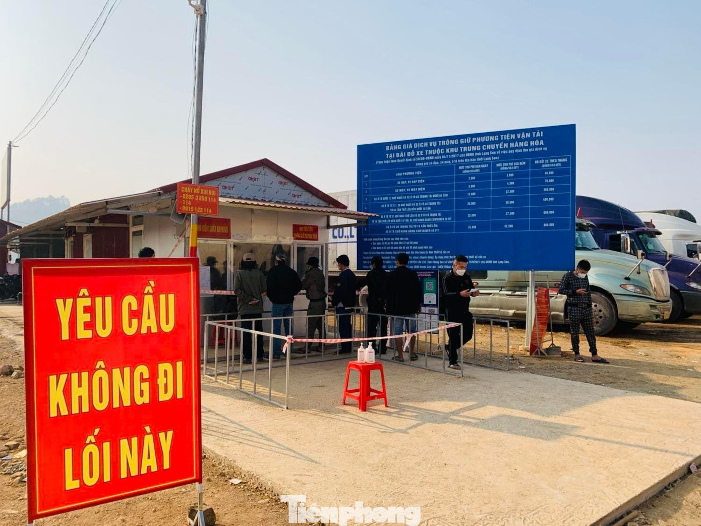 Mặc dù lực lượng làm việc tại khu trung chuyển khá đông nhưng đối tượng "cò mồi" Đinh Văn Thìn vẫn dễ dàng ra vào, móc nối với 2 cán bộ Đội quản lý trật tự Cao Lộc để bán "lốt" xe chở hàng lên cửa khẩu. Ảnh: Duy Chiến Mặc dù lực lượng làm việc tại khu trung chuyển khá đông nhưng đối tượng "cò mồi" Đinh Văn Thìn vẫn dễ dàng ra vào, móc nối với 2 cán bộ Đội quản lý trật tự Cao Lộc để bán "lốt" xe chở hàng lên cửa khẩu. Ảnh: Duy Chiến