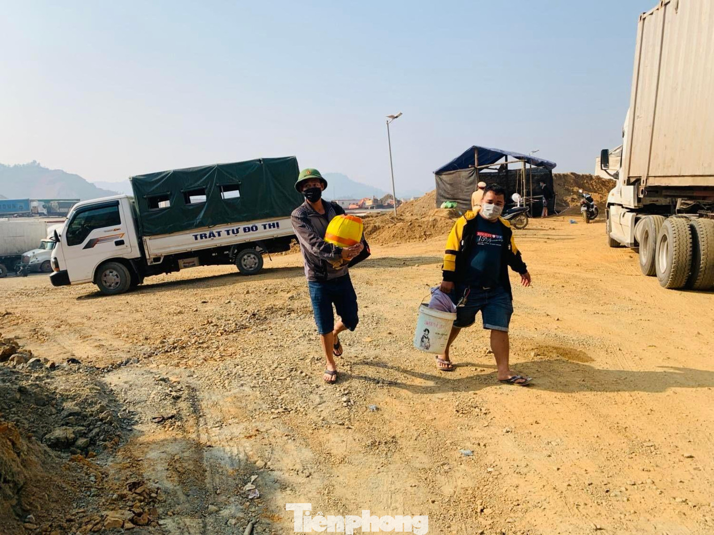 Đội quản lý trật tự đô thị Cao Lộc làm việc tại Khu trung chuyển, trong khi doanh nghiệp, lái xe đường dài phải "quay đầu" mang mít, trái cây về nội địa nhờ "giải cứu". Ảnh: Duy Chiến Đội quản lý trật tự đô thị Cao Lộc làm việc tại Khu trung chuyển, trong khi doanh nghiệp, lái xe đường dài phải "quay đầu" mang mít, trái cây về nội địa nhờ "giải cứu". Ảnh: Duy Chiến