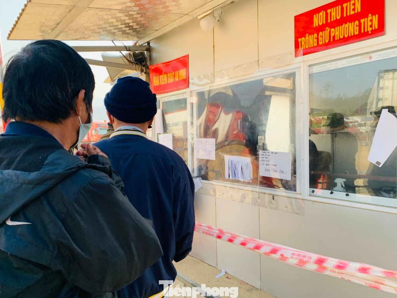 Các lái xe chở nông sản tập trung để làm thủ tục "nhập bãi" ở khu trung chuyển. Ảnh: Duy Chiến Các lái xe chở nông sản tập trung để làm thủ tục "nhập bãi" ở khu trung chuyển. Ảnh: Duy Chiến