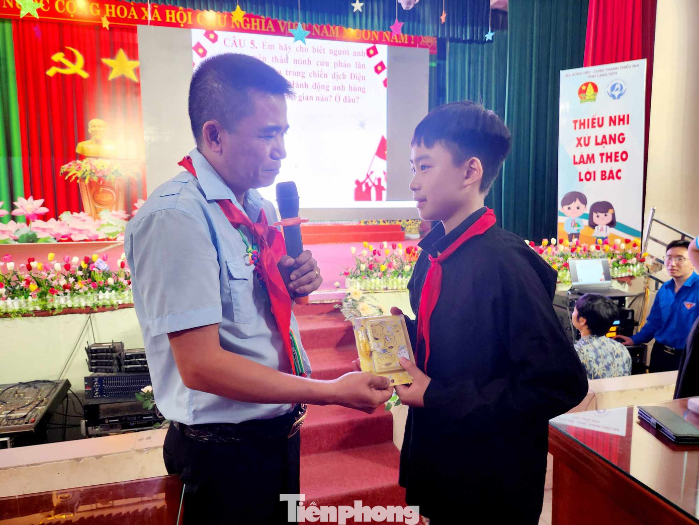 Các em tham gia tìm hiểu về chiến thắng Điện Biên Phủ được nhận quà của Ban tổ chức. Ảnh: Duy Chiến