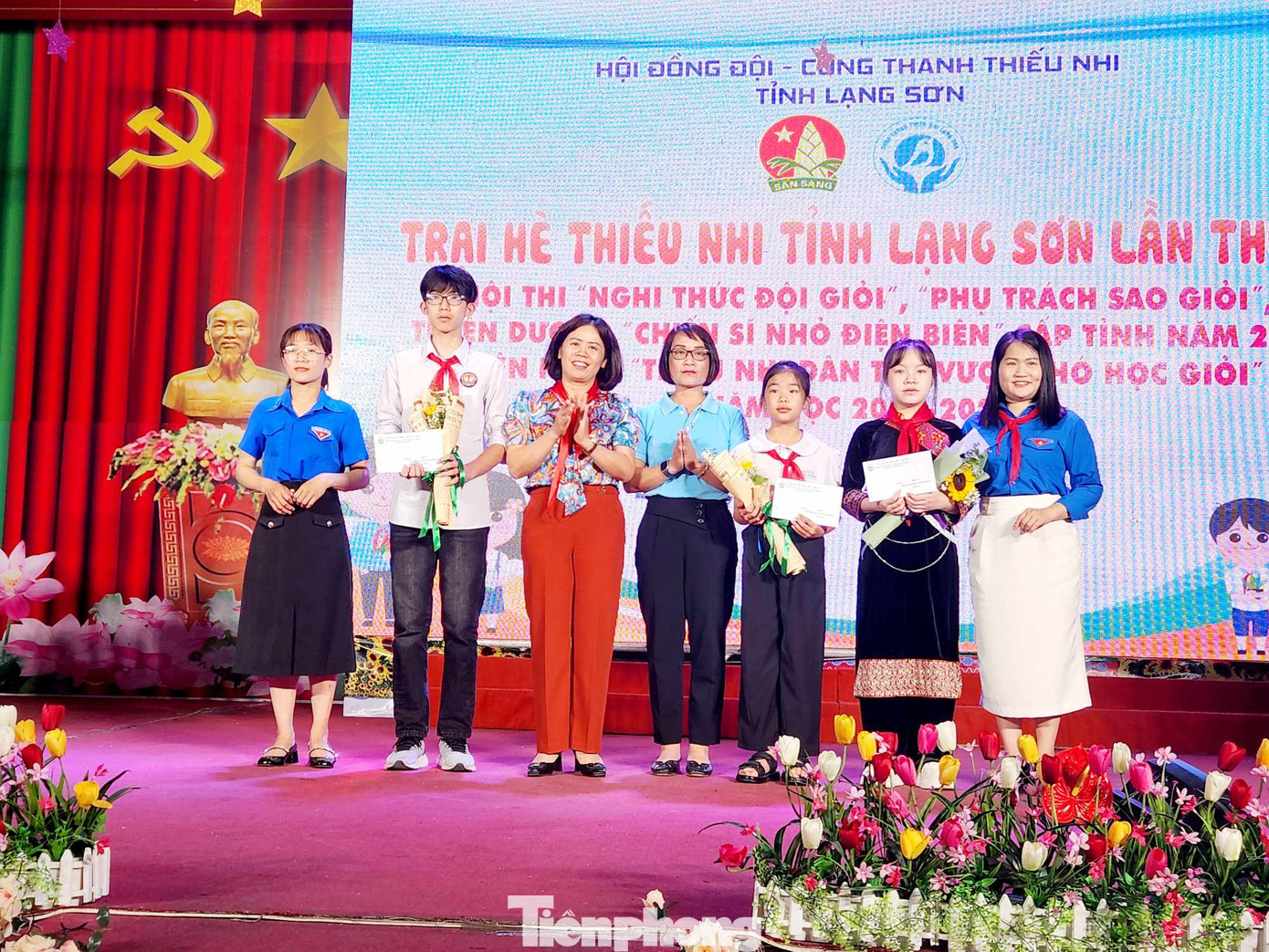 Các liên đội đoạt giải A gian trưng bày Hội trại nhận khen thưởng. Ảnh: Duy Chiến