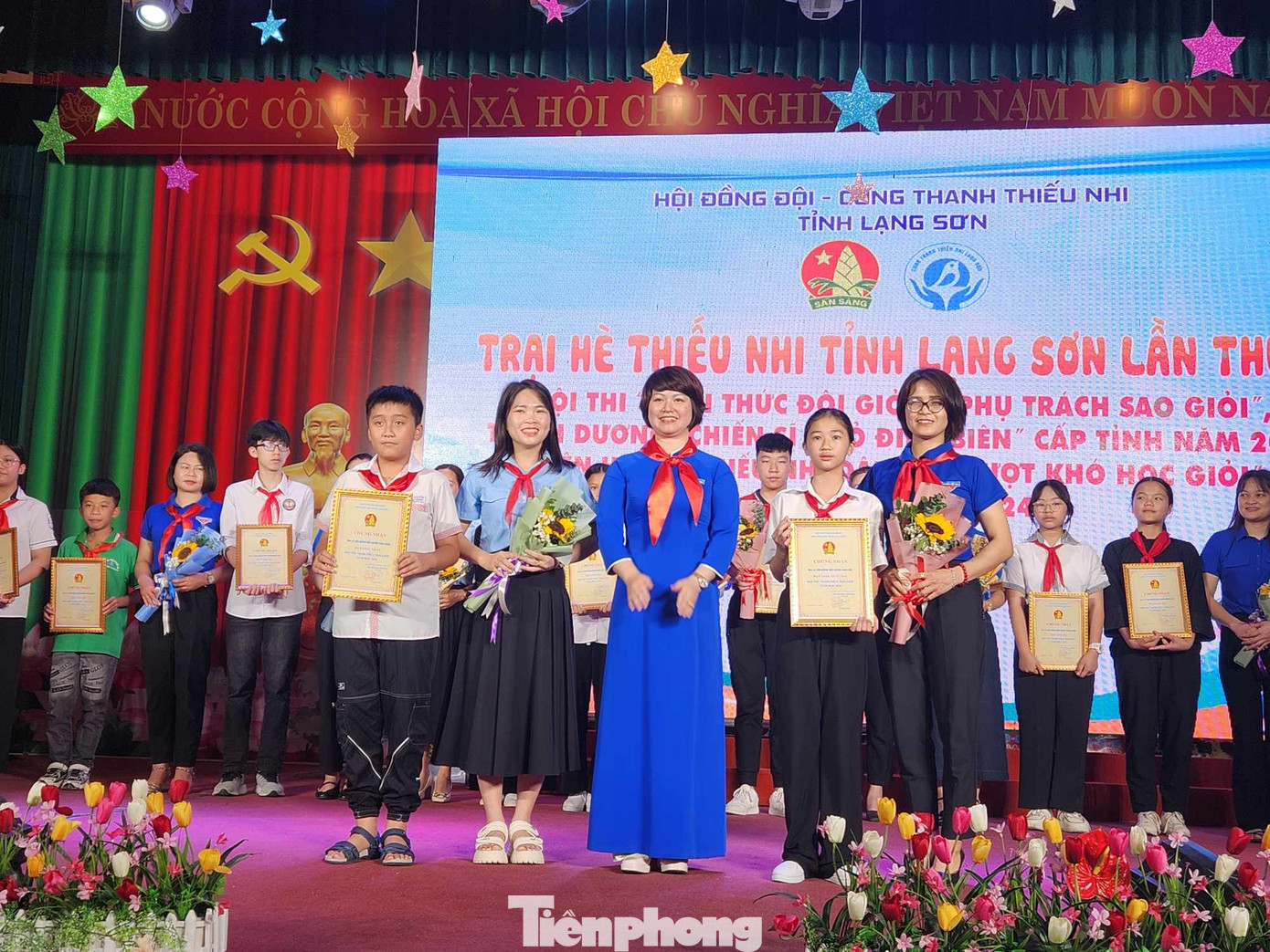 Chị Lê Thùy Dung- Phó Bí thư Tỉnh Đoàn, Chủ tịch Hội đồng Đội tỉnh trao giải A và giải xuất sắc Nghi thức Đội. Ảnh: Duy Chiến
