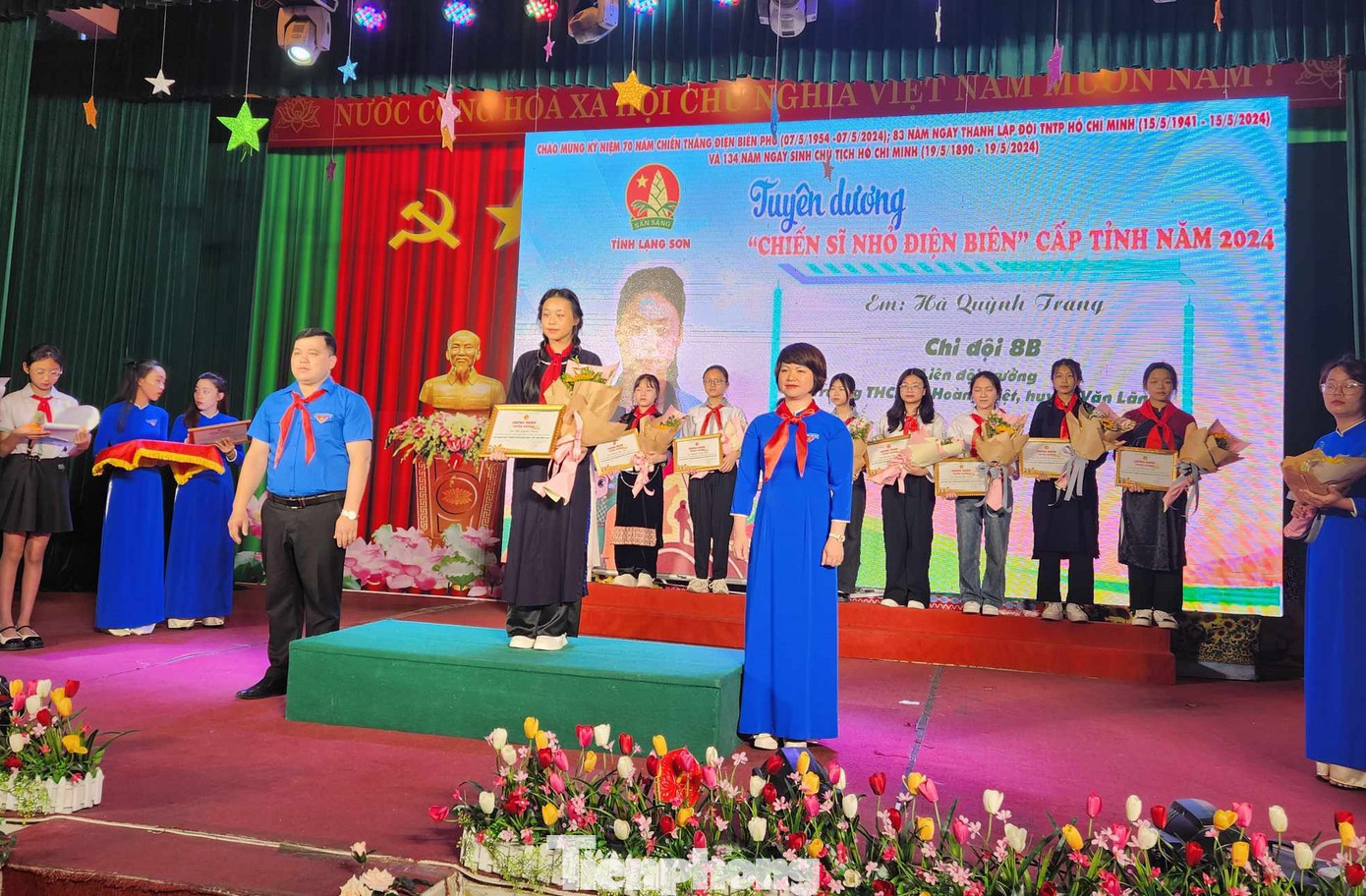 Tôn vinh, khen thưởng 11 em Chỉ huy Đội tiêu biểu. Ảnh: Duy Chiến