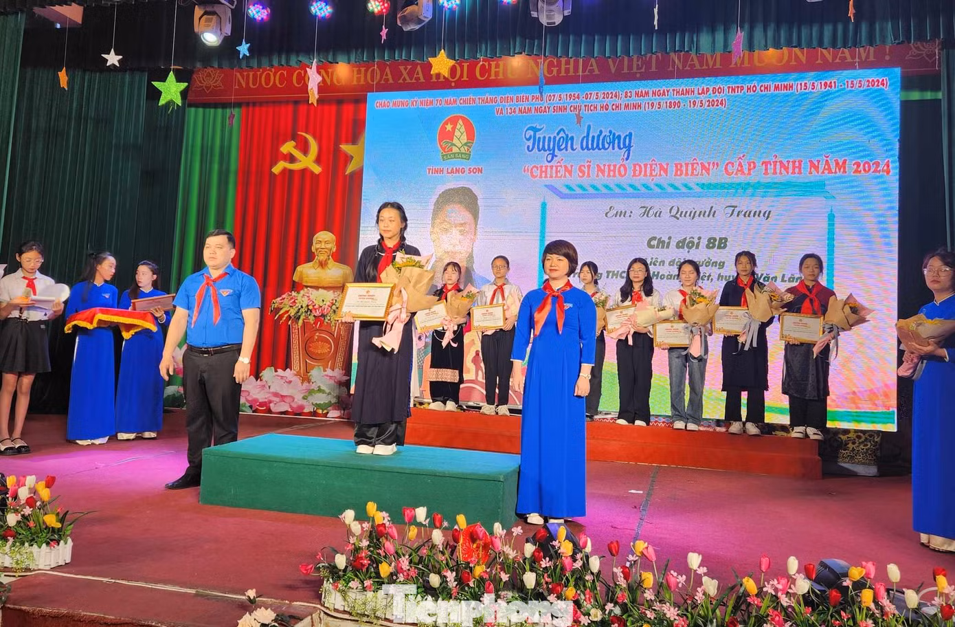 Tôn vinh, khen thưởng 11 em Chỉ huy Đội tiêu biểu. Ảnh: Duy Chiến