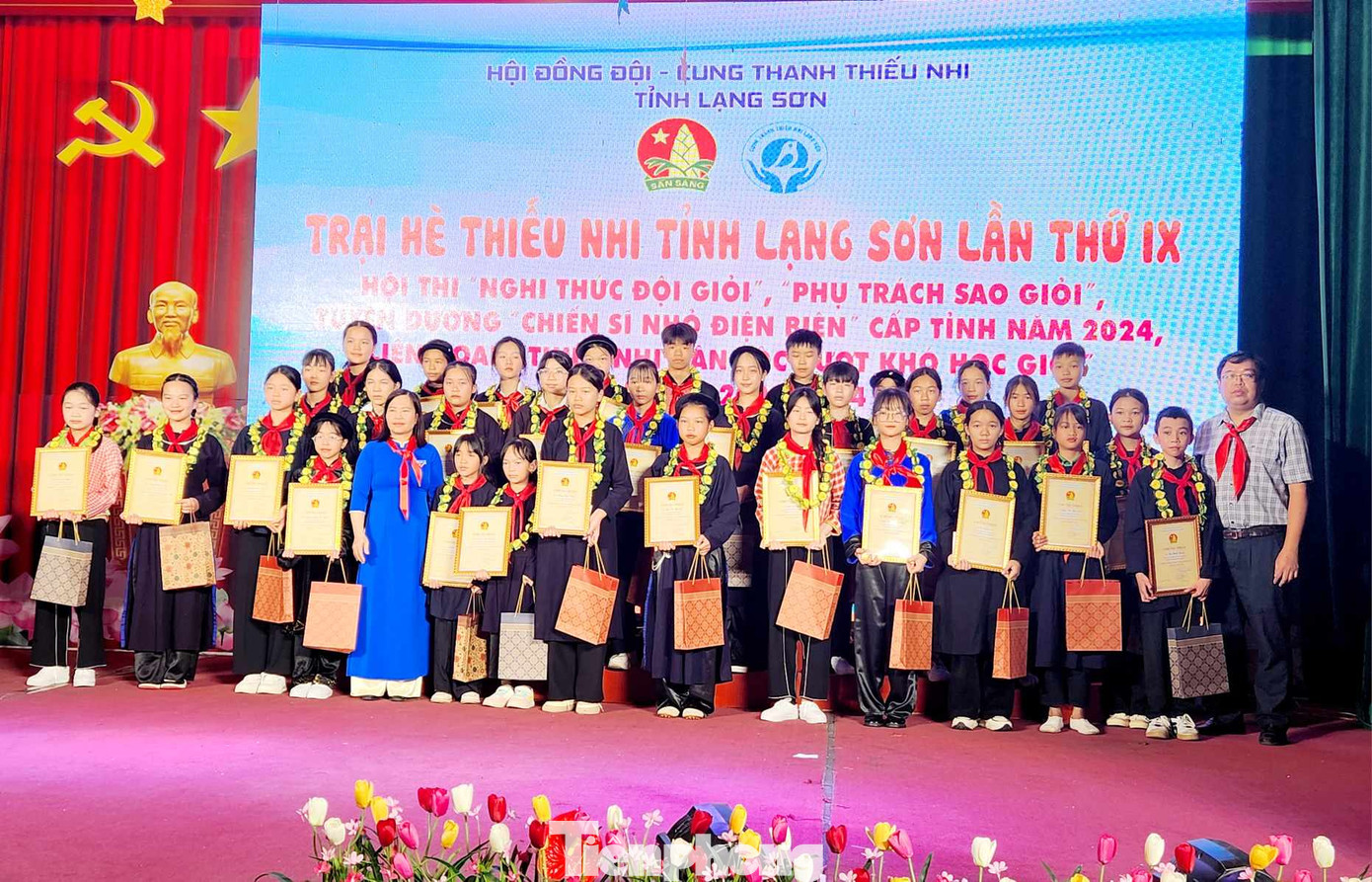 33 em học sinh dân tộc nghèo vượt khó, học giỏi được tôn vinh, nhận quà của Ban tổ chức. Ảnh: Duy Chiến