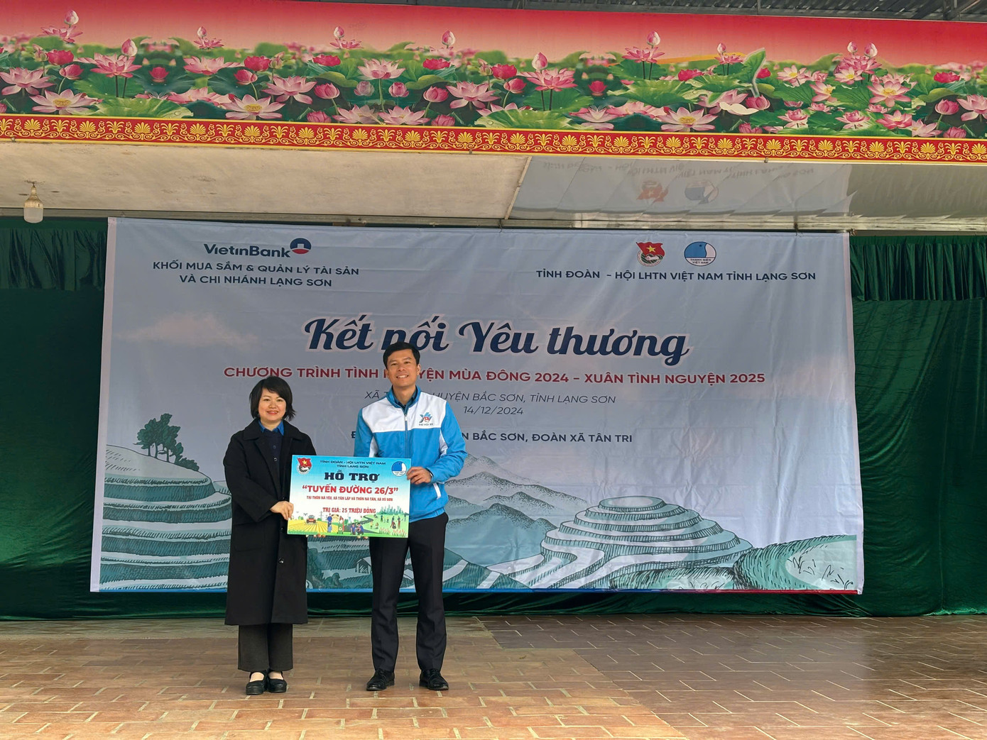 Chị Lê Thùy Dung - Phó Bí thư Tỉnh Đoàn Lạng Sơn trao biển hỗ trợ xây dựng "Tuyến đường 26/3" cho tuổi trẻ huyện Bắc Sơn. Chị Lê Thùy Dung - Phó Bí thư Tỉnh Đoàn Lạng Sơn trao biển hỗ trợ xây dựng "Tuyến đường 26/3" cho tuổi trẻ huyện Bắc Sơn.