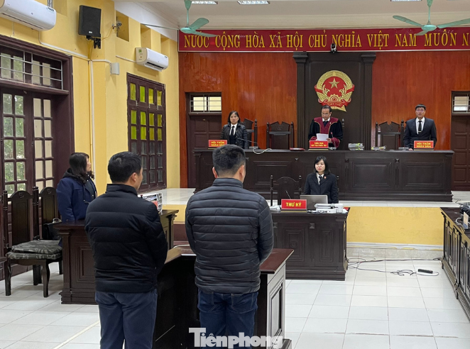 HĐXX sơ thẩm vụ án "nhận hối lộ và làm giả tài liệu của nhà nước" xảy ra ở Công ty Cổ phần Đăng kiểm cơ giới Lạng Sơn tuyên bản án. Ảnh: M.K
