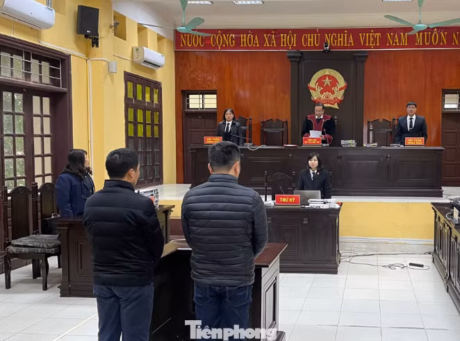 HĐXX sơ thẩm vụ án "nhận hối lộ và làm giả tài liệu của nhà nước" xảy ra ở Công ty Cổ phần Đăng kiểm cơ giới Lạng Sơn tuyên bản án. Ảnh: M.K