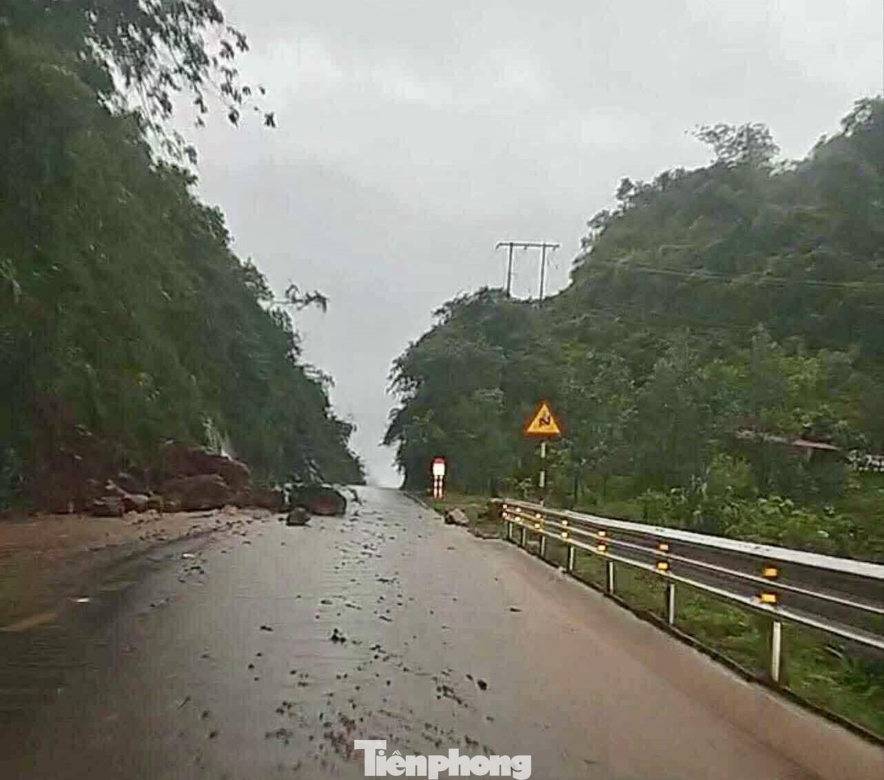 Nhiều tuyến đường ở Lạng Sơn bị sạt lở đất, đá. Nhiều tuyến đường ở Lạng Sơn bị sạt lở đất, đá.