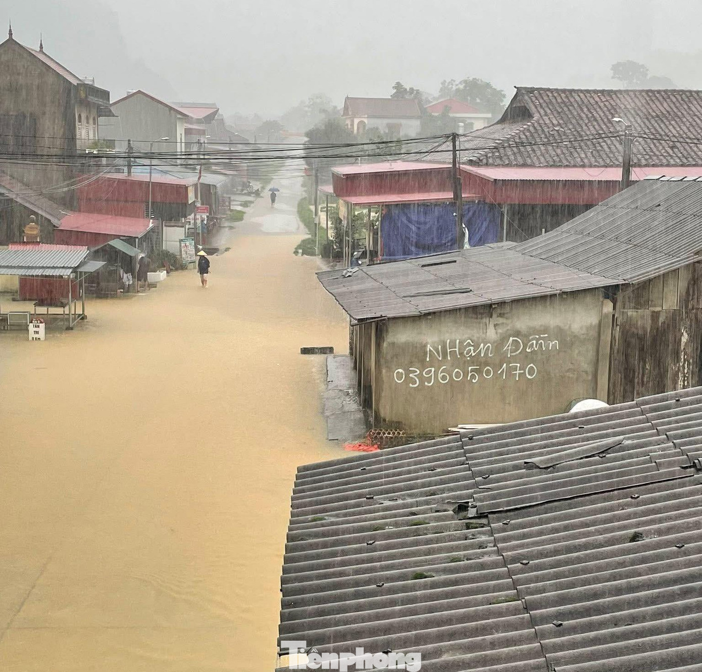 Mưa lớn bủa vây các hộ dân ở xã Tân Tri, huyện Bắc Sơn. Mưa lớn bủa vây các hộ dân ở xã Tân Tri, huyện Bắc Sơn.