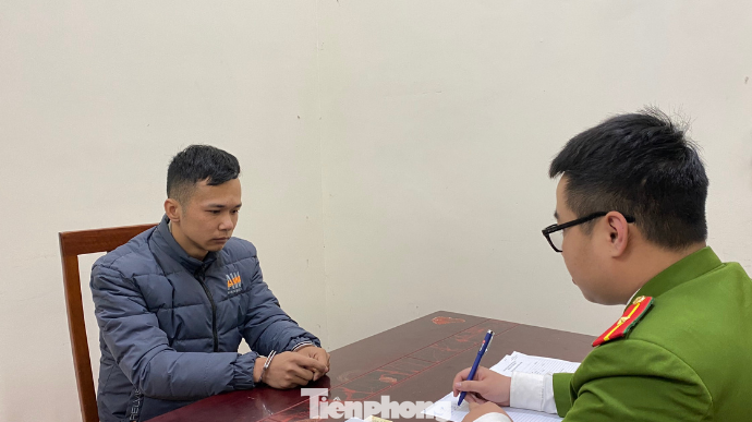 Đối tượng Huy (bìa trái) tại cơ quan công an. Ảnh: H.T