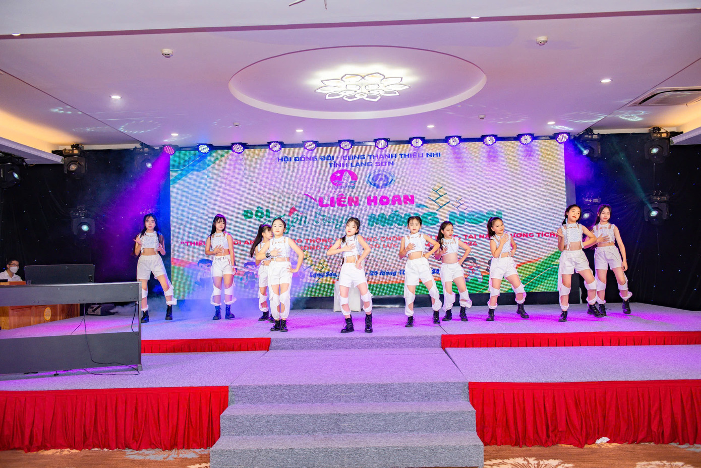 Sôi nổi, trẻ trung, năng động.