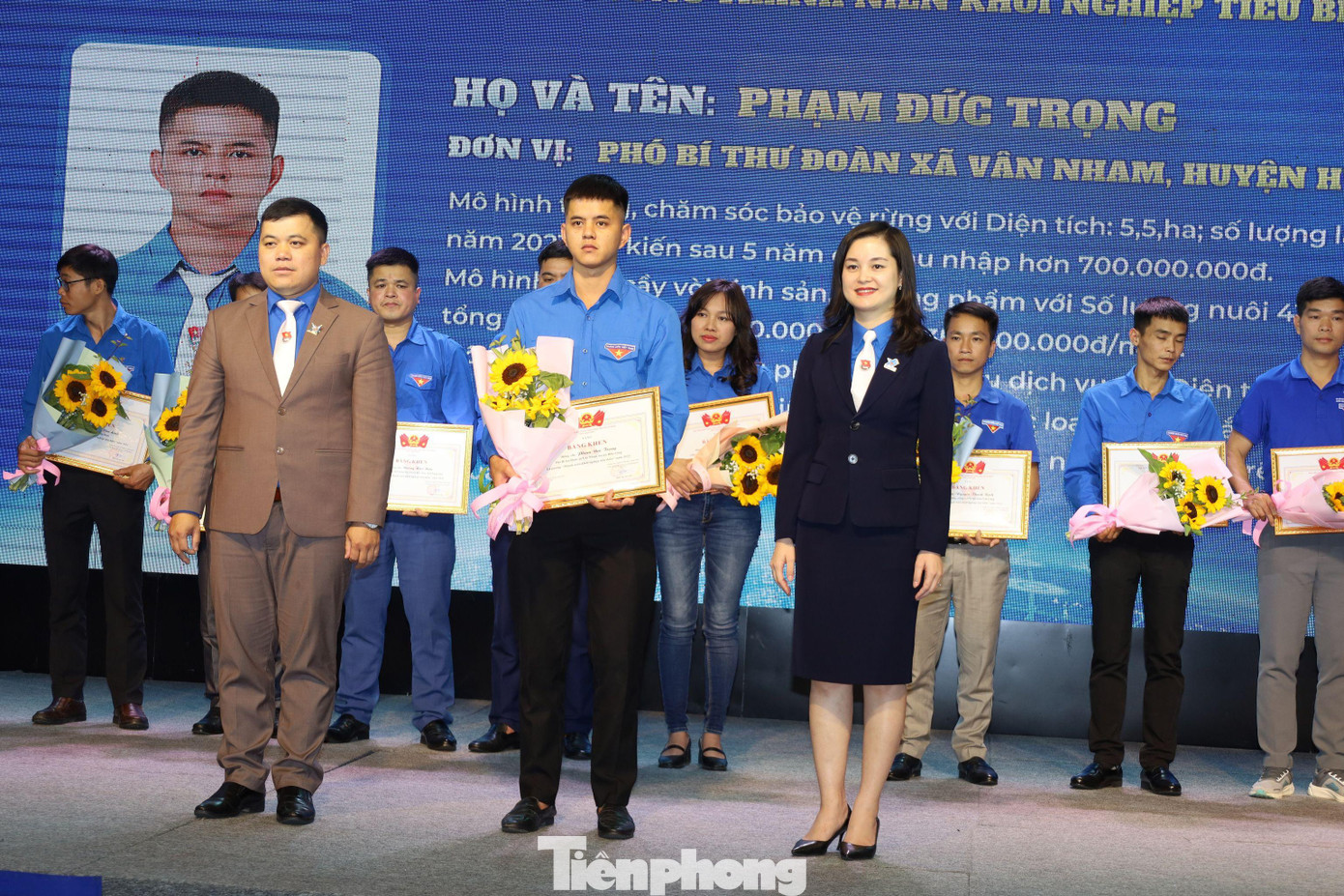 13 cán bộ Đoàn, thanh niên khởi nghiệp tiêu biểu được tôn vinh - Ảnh: Duy Chiến 13 cán bộ Đoàn, thanh niên khởi nghiệp tiêu biểu được tôn vinh - Ảnh: Duy Chiến