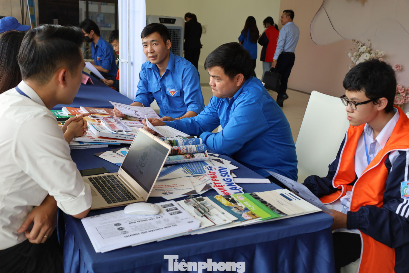 Tư vấn khởi nghiệp, việc làm cho thanh niên địa phương - Ảnh: Duy Chiến Tư vấn khởi nghiệp, việc làm cho thanh niên địa phương - Ảnh: Duy Chiến