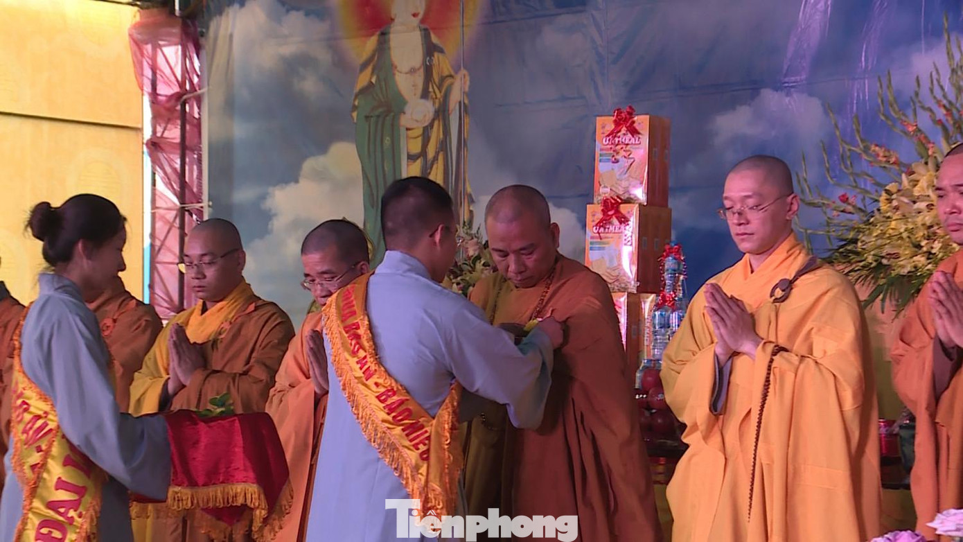 Nghi thức "Bồng hồng cài áo" -Ảnh: CT Nghi thức "Bồng hồng cài áo" -Ảnh: CT