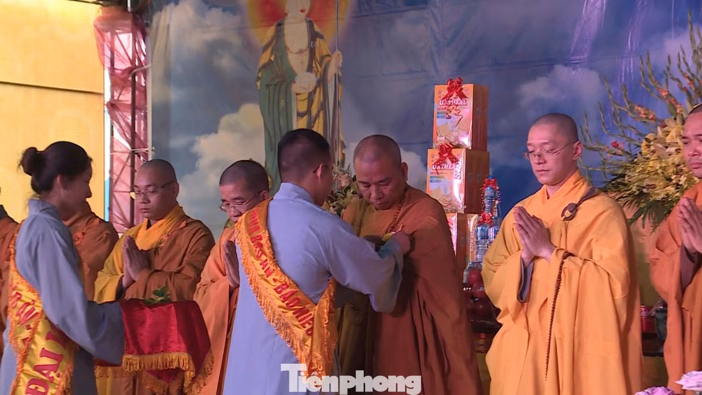 Nghi thức "Bồng hồng cài áo" -Ảnh: CT Nghi thức "Bồng hồng cài áo" -Ảnh: CT