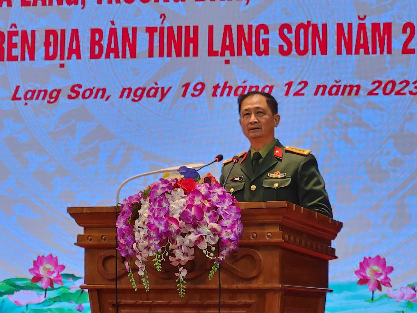 Đại tá Lê Văn Bền, Chính ủy Bộ CHQS tỉnh Lạng Sơn ghi nhận, biểu dương các già làng, trưởng bản, người uy tín trên địa bàn tỉnh Lạng Sơn. Ảnh: Duy Chiến Đại tá Lê Văn Bền, Chính ủy Bộ CHQS tỉnh Lạng Sơn ghi nhận, biểu dương các già làng, trưởng bản, người uy tín trên địa bàn tỉnh Lạng Sơn. Ảnh: Duy Chiến