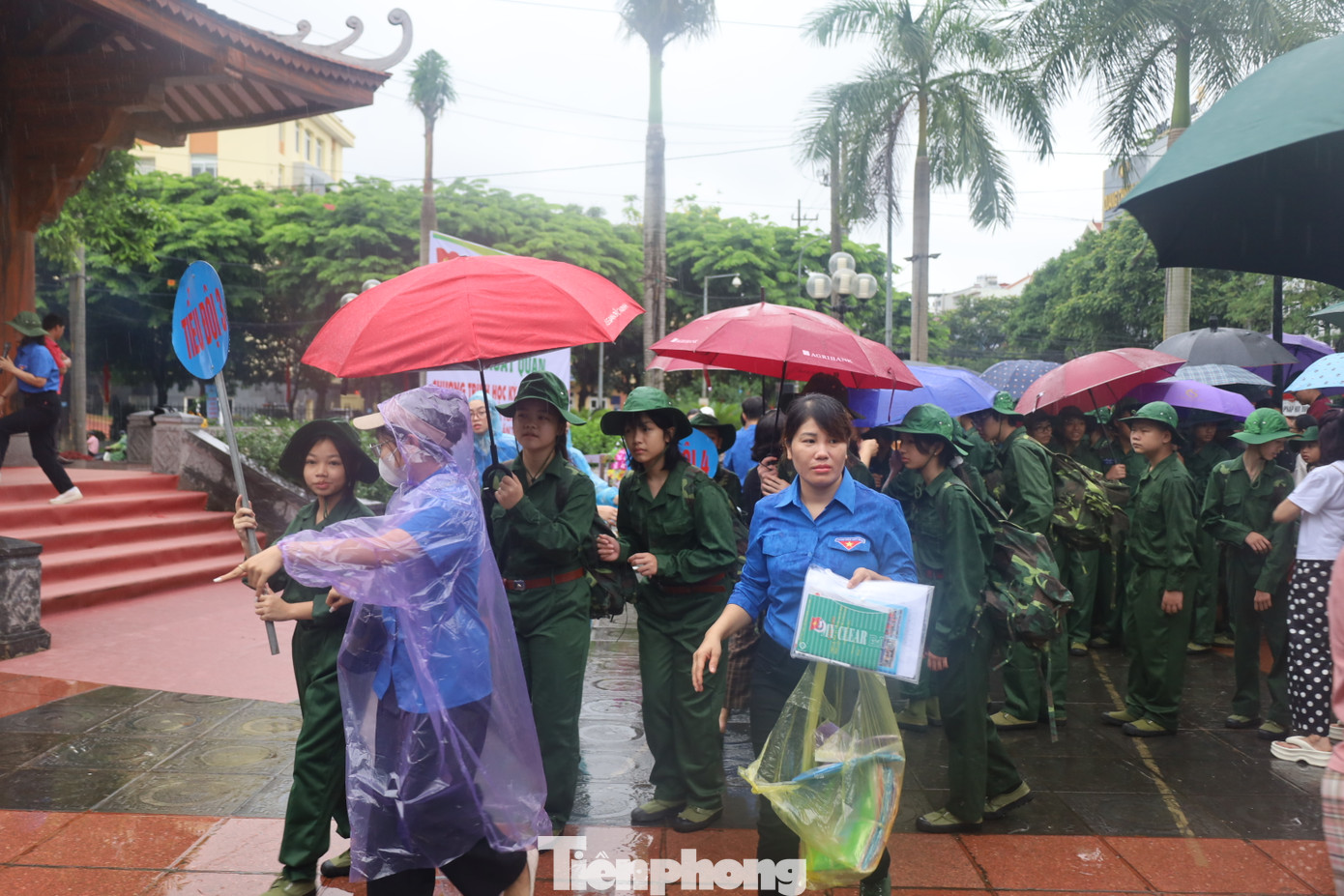 Hành quân trong mưa. Ảnh: Duy Chiến Hành quân trong mưa. Ảnh: Duy Chiến