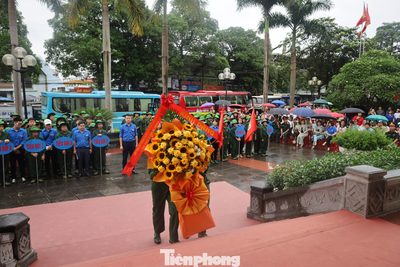 Trước khi xuất quân "Học kỳ Quân đội" các đại biểu và các chiến sỹ nhí dâng hương, dâng hoa tại Khuôn viên lưu niệm Chủ tịch Hồ Chí Minh ở thành phố Lạng Sơn. Ảnh: Duy Chiến Trước khi xuất quân "Học kỳ Quân đội" các đại biểu và các chiến sỹ nhí dâng hương, dâng hoa tại Khuôn viên lưu niệm Chủ tịch Hồ Chí Minh ở thành phố Lạng Sơn. Ảnh: Duy Chiến