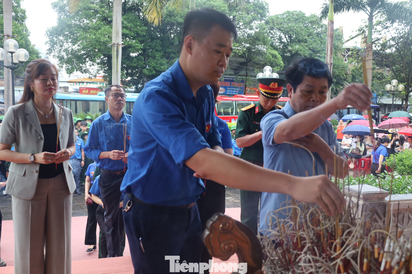 Anh Đoàn Thành Công - Phó Bí thư phụ trách Tỉnh Đoàn Lạng Sơn và các đại biểu dâng hương Chủ tịch Hồ Chí Minh. Anh Đoàn Thành Công - Phó Bí thư phụ trách Tỉnh Đoàn Lạng Sơn và các đại biểu dâng hương Chủ tịch Hồ Chí Minh.