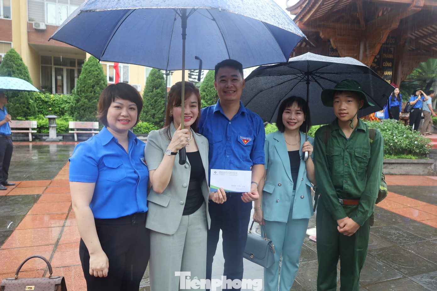 Bà Ngọc Lan Hương - phụ huynh học sinh tặng quà hỗ trợ cho các chiến sỹ nhí tham gia "Học kỳ Quân đội" tỉnh Lạng Sơn lần thứ X. Ảnh: Duy Chiến Bà Ngọc Lan Hương - phụ huynh học sinh tặng quà hỗ trợ cho các chiến sỹ nhí tham gia "Học kỳ Quân đội" tỉnh Lạng Sơn lần thứ X. Ảnh: Duy Chiến