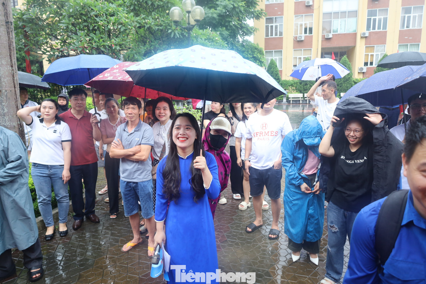 Các bậc phụ huynh đội mưa tiễn các chiến sỹ nhí. Ảnh: Duy Chiến Các bậc phụ huynh đội mưa tiễn các chiến sỹ nhí. Ảnh: Duy Chiến