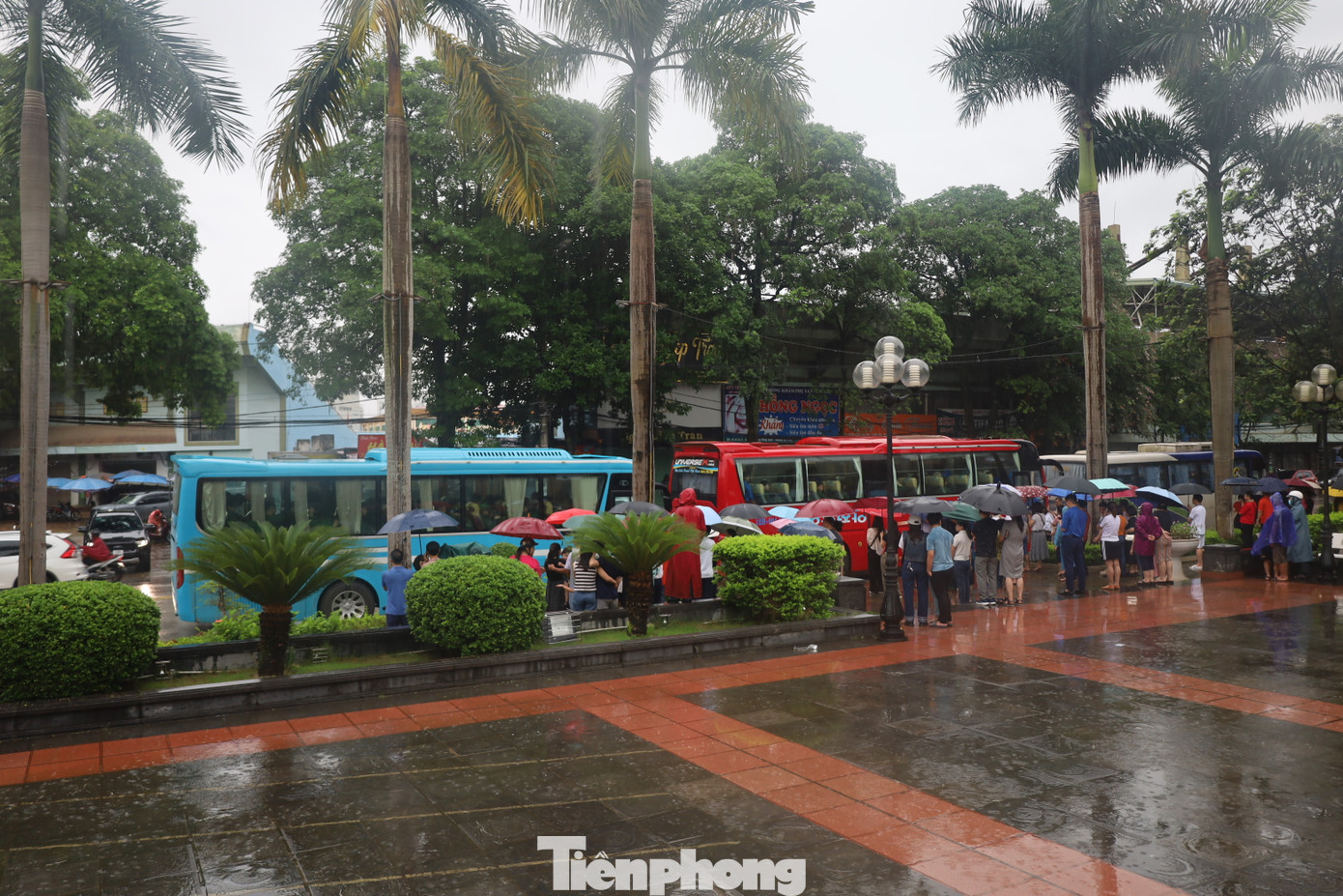 Lưu luyến chia tay các chiến sỹ nhí trên xe ô tô về Sư đoàn 3 Bộ binh- Quân khu 1 tham gia "Học kỳ Quân đội". Ảnh: Duy Chiến Lưu luyến chia tay các chiến sỹ nhí trên xe ô tô về Sư đoàn 3 Bộ binh- Quân khu 1 tham gia "Học kỳ Quân đội". Ảnh: Duy Chiến