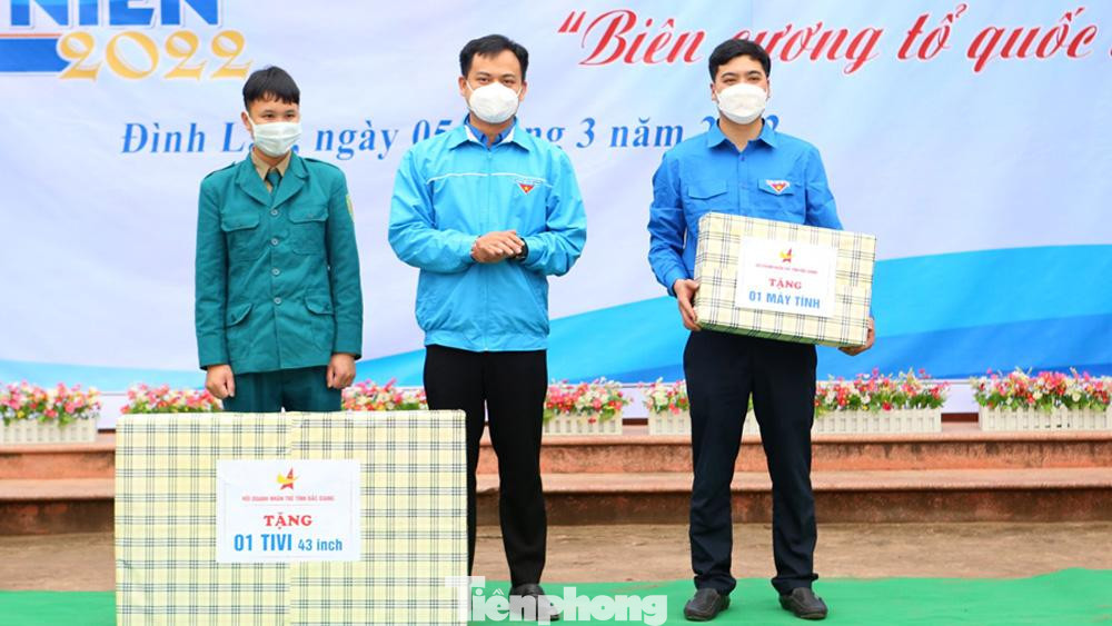 Tỉnh đoàn Bắc Giang tặng quà cho tuổi trẻ và dân quân xã Bính Xá, huyện Đình Lập, Lạng Sơn -Ảnh: Ngọc Anh Tỉnh đoàn Bắc Giang tặng quà cho tuổi trẻ và dân quân xã Bính Xá, huyện Đình Lập, Lạng Sơn -Ảnh: Ngọc Anh