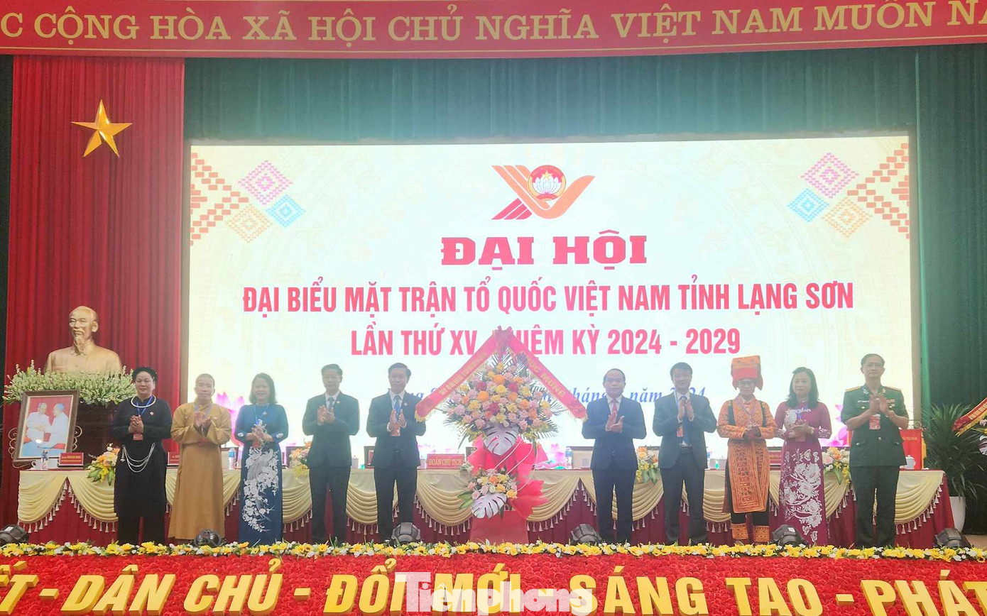 Tỉnh ủy Lạng Sơn tặng lẵng hoa chúc mừng Đại hội đại biểu MTTQ Việt Nam tỉnh Lạng Sơn khóa XV. (Ảnh: Duy Chiến)