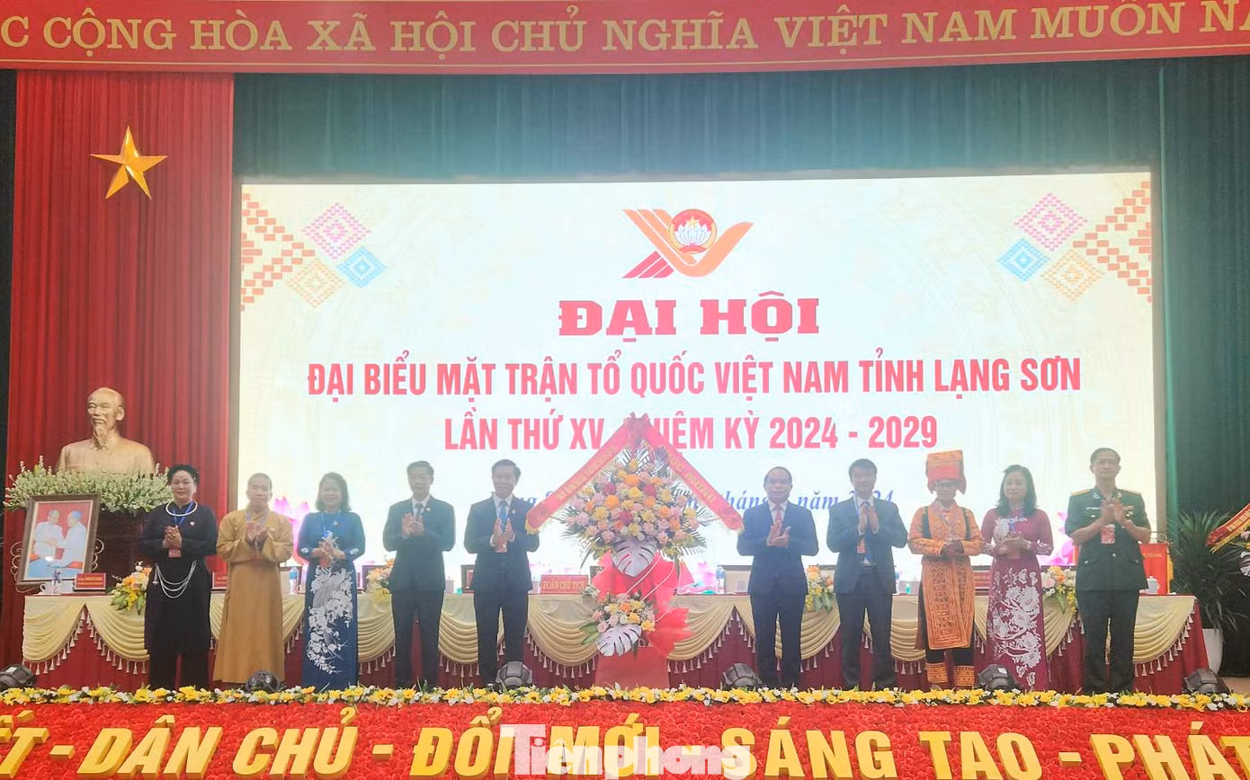 Tỉnh ủy Lạng Sơn tặng lẵng hoa chúc mừng Đại hội đại biểu MTTQ Việt Nam tỉnh Lạng Sơn khóa XV. (Ảnh: Duy Chiến)