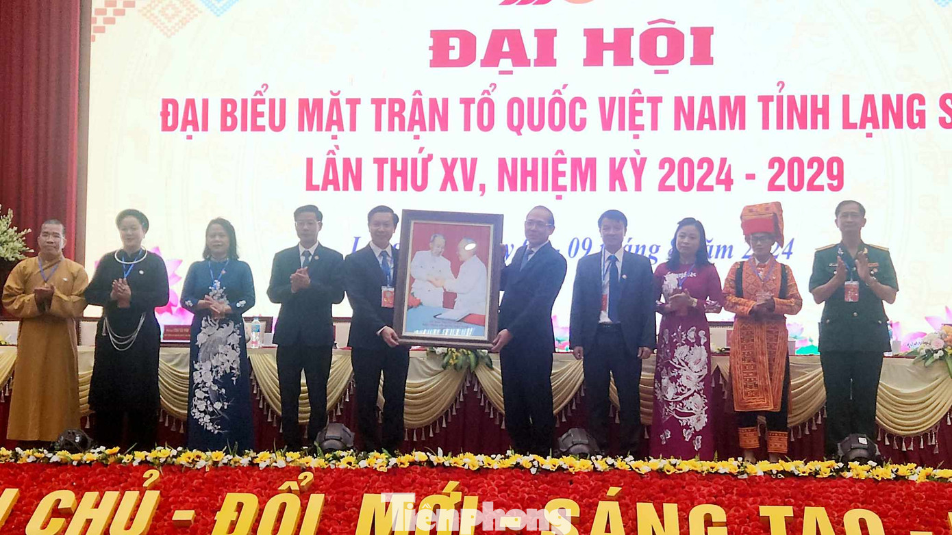 Trung ương MTTQ Việt Nam tặng bức ảnh "Bác Hồ - Bác Tôn" cho Ủy ban MTTQ Việt Nam tỉnh Lạng Sơn. (Ảnh: Duy Chiến)
