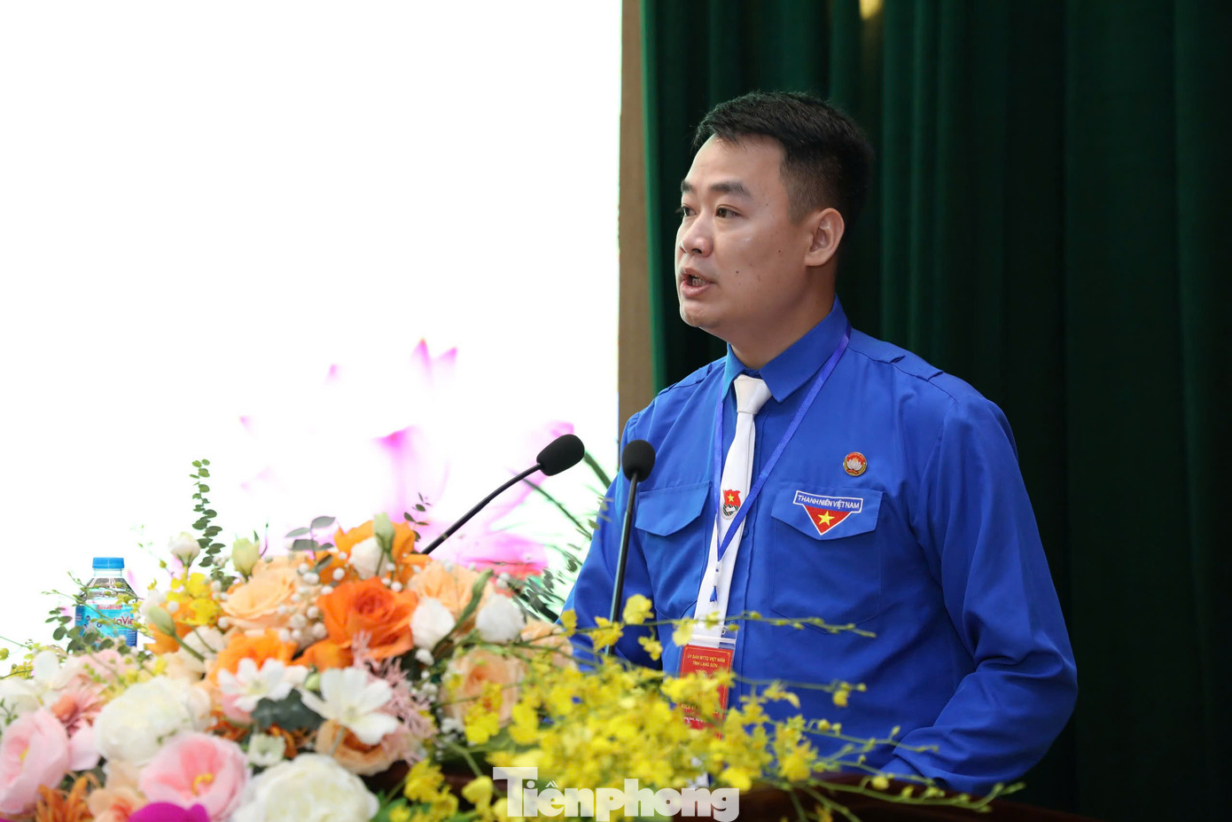 Anh Đoàn Thành Công - Phó Bí thư phụ trách Tỉnh Đoàn Lạng Sơn, tham luận tại đại hội với chủ đề "Phong trào thi đua tình nguyện xây dựng và bảo vệ Tổ quốc, thúc đẩy phong trào khởi nghiệp, đổi mới, sáng tạo của thanh niên". (Ảnh: Duy Chiến)