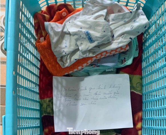 Trẻ sơ sinh bị bỏ rơi cùng mẩu giấy nhờ nhà chùa nuôi giúp. Trẻ sơ sinh bị bỏ rơi cùng mẩu giấy nhờ nhà chùa nuôi giúp.