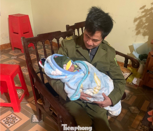 Cán bộ UBND thị trấn Đồng Mỏ chăm sóc ban đầu cho trẻ sơ sinh. Cán bộ UBND thị trấn Đồng Mỏ chăm sóc ban đầu cho trẻ sơ sinh.