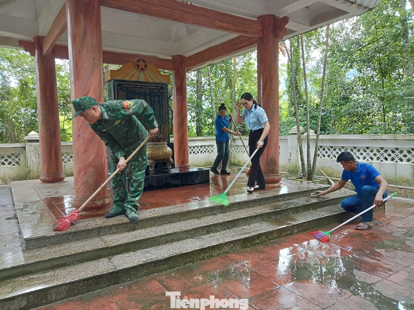 Đoàn viên, thanh niên tham gia vệ sinh, dọn dẹp các nghĩa trang liệt sĩ, nghĩa trang nhân dân. Đoàn viên, thanh niên tham gia vệ sinh, dọn dẹp các nghĩa trang liệt sĩ, nghĩa trang nhân dân.