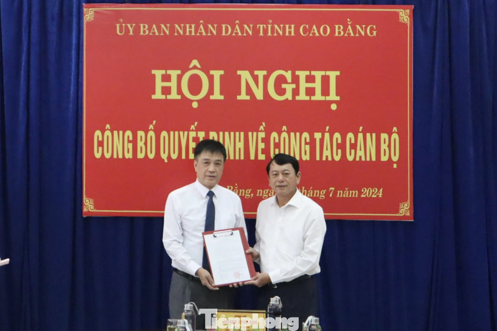Tân Phó Giám đốc Sở TN&amp;MT tỉnh Cao Bằng Nguyễn Thành Hải (bìa trái) nhận quyết định điều động, bổ nhiệm.