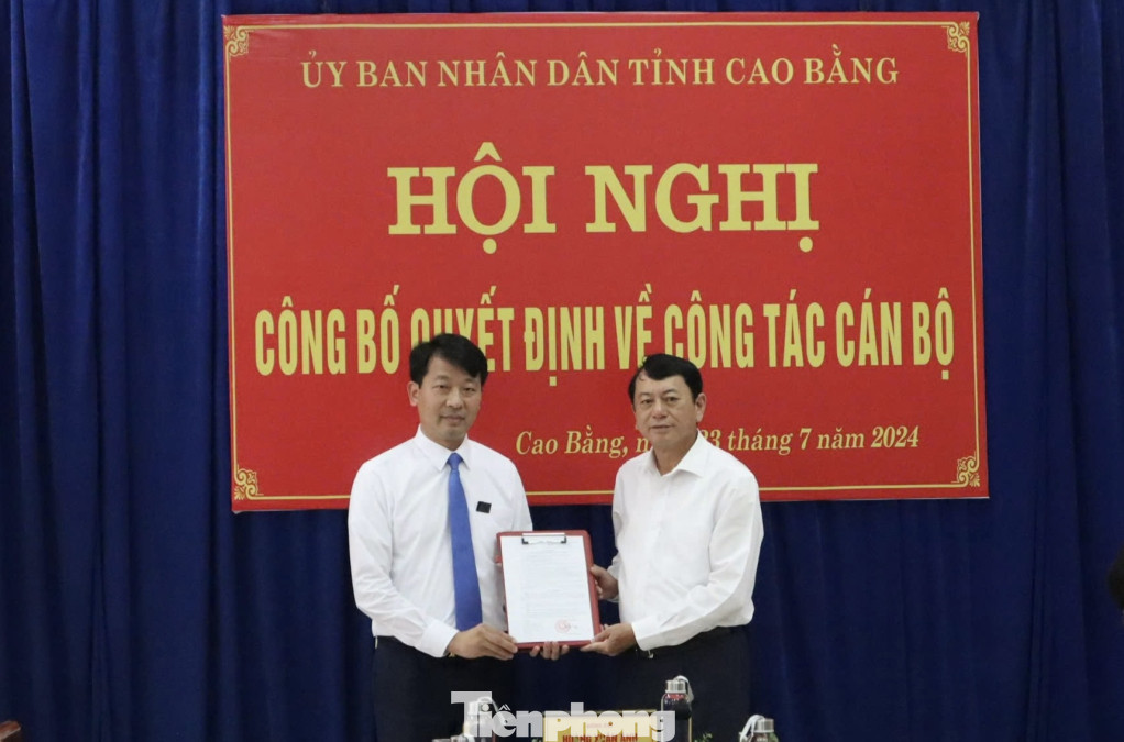 Chủ tịch UBND tỉnh Cao Bằng trao quyết định điều động, bổ nhiệm cho ông Nguyễn Mạnh Hùng (bìa trái)