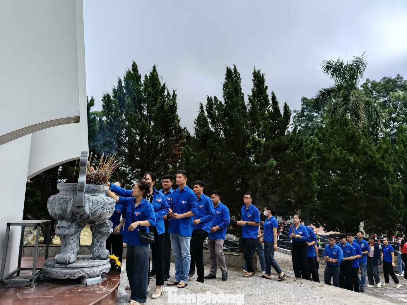 Tri ân, tưởng nhớ các thế hệ cha anh đã hy sinh vì nền độc lập, tự do của Tổ quốc. Tri ân, tưởng nhớ các thế hệ cha anh đã hy sinh vì nền độc lập, tự do của Tổ quốc.