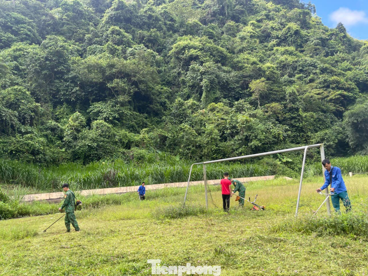 Các đội hình tình nguyện tham gia dọn dẹp vệ sinh, phát quang đường làng, ngõ xóm, nơi công cộng. Các đội hình tình nguyện tham gia dọn dẹp vệ sinh, phát quang đường làng, ngõ xóm, nơi công cộng.
