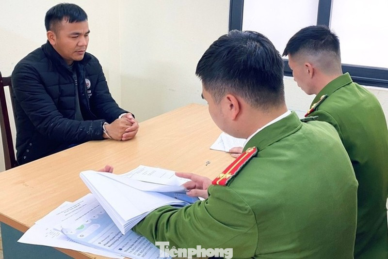 Đối tượng Vi Văn Đức (bìa trái) khai nhận hành vi tại cơ quan công an -Ảnh: TL Đối tượng Vi Văn Đức (bìa trái) khai nhận hành vi tại cơ quan công an -Ảnh: TL