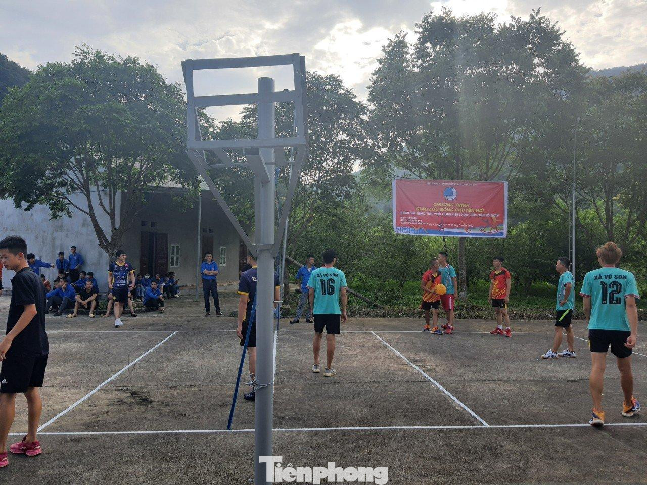 Giao lưu bóng chuyền giữa thanh niên địa phương và các huyện, thành phố trong tỉnh Lạng Sơn -Ảnh: Duy Chiến