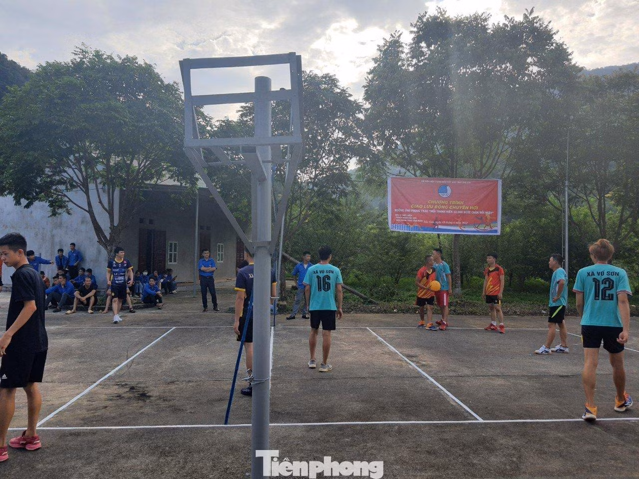 Giao lưu bóng chuyền giữa thanh niên địa phương và các huyện, thành phố trong tỉnh Lạng Sơn -Ảnh: Duy Chiến