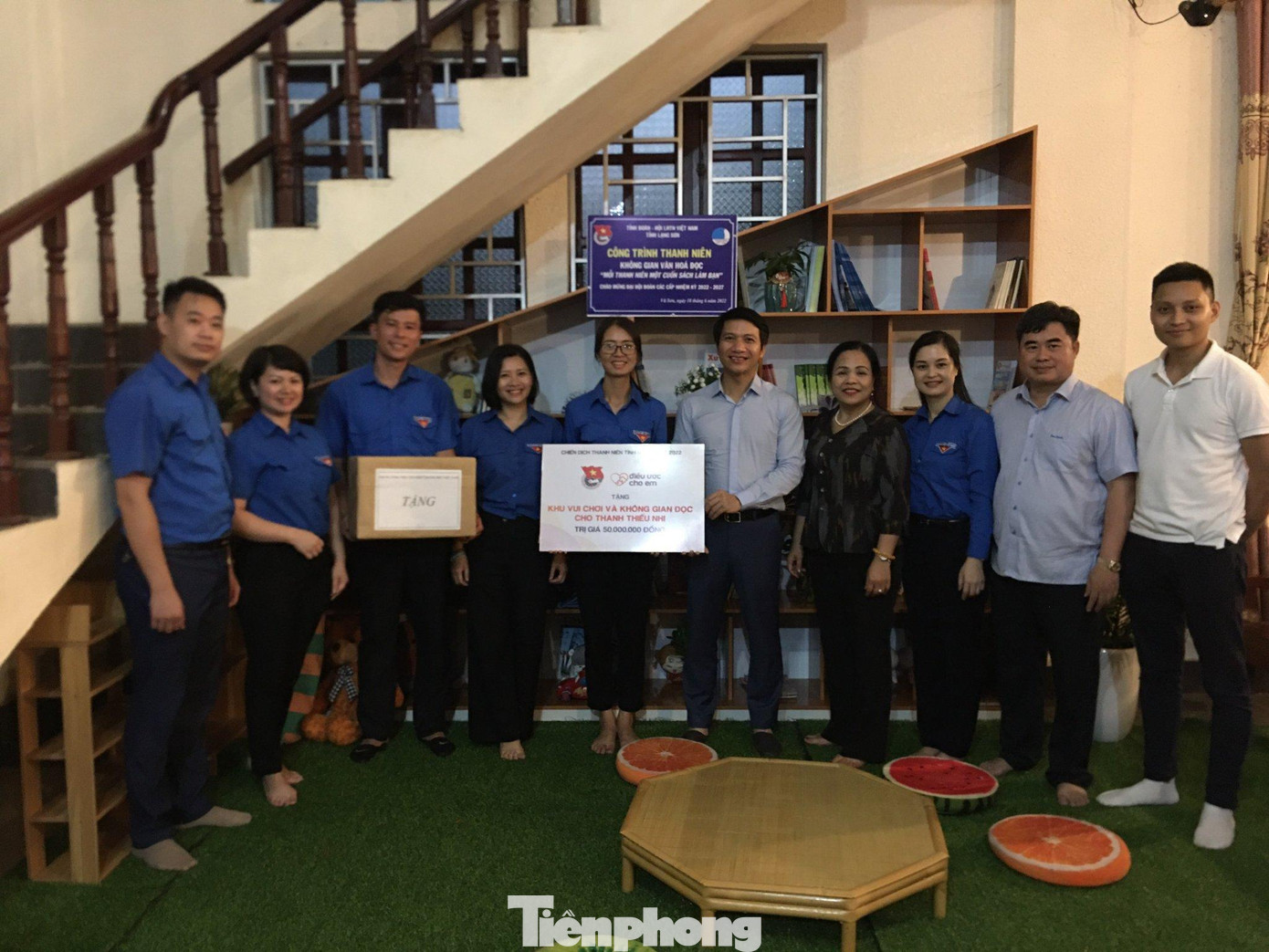 Anh Nguyễn Ngọc Lương- Bí thư Trung ương Đoàn (giữa) và Tỉnh Đoàn Lạng Sơn, lãnh đạo địa phương thăm, tặng quà cho nhân dân địa phương -Ảnh: Duy Chiến