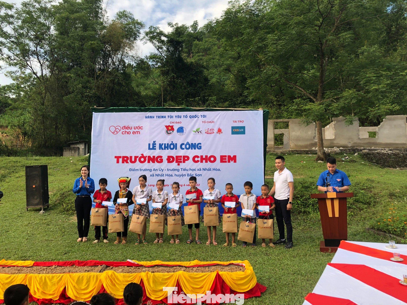 Tặng quà cho các em thiếu nhi địa phương