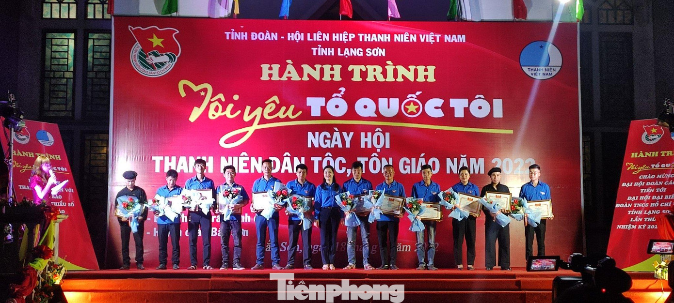Tôn vinh những thanh niên dân tộc, tôn giáo tiêu biểu -Ảnh: Duy Chiến