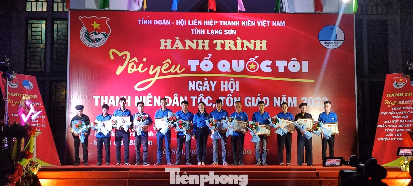 Tôn vinh những thanh niên dân tộc, tôn giáo tiêu biểu -Ảnh: Duy Chiến