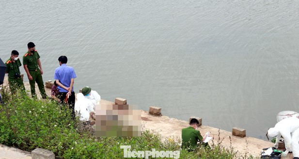 Lực lượng chức năng tiến hành vớt, tổ chức khám nghiệm. Ảnh: Duy Chiến