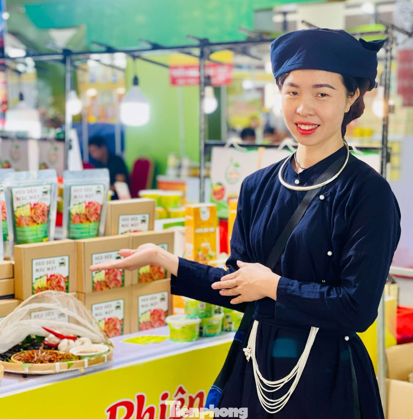 Chị Lăng Thị Thơ giới thiệu các đặc sản khởi nghiệp. Chị Lăng Thị Thơ giới thiệu các đặc sản khởi nghiệp.