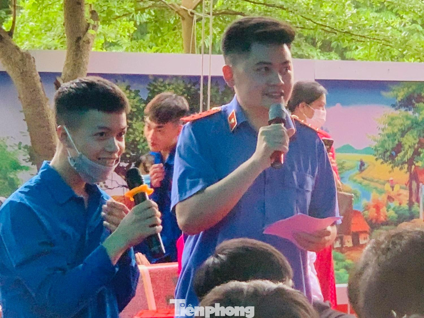 Các đoàn viên thanh niên còn được tham gia giao lưu, hỏi- đáp pháp luật nhằm nâng cao nhận thức xây dựng tình bạn đẹp- nói không với bạo lực học đường -Ảnh: Duy Chiến Các đoàn viên thanh niên còn được tham gia giao lưu, hỏi- đáp pháp luật nhằm nâng cao nhận thức xây dựng tình bạn đẹp- nói không với bạo lực học đường -Ảnh: Duy Chiến